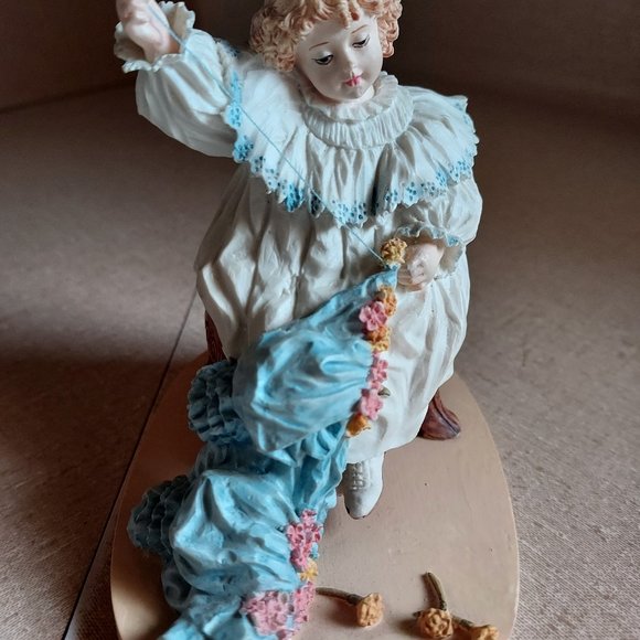 Vintage 1987 Maud Humphrey ''The Seamstress" Limited Edition Figurine H1309 - Picture 2 of 12